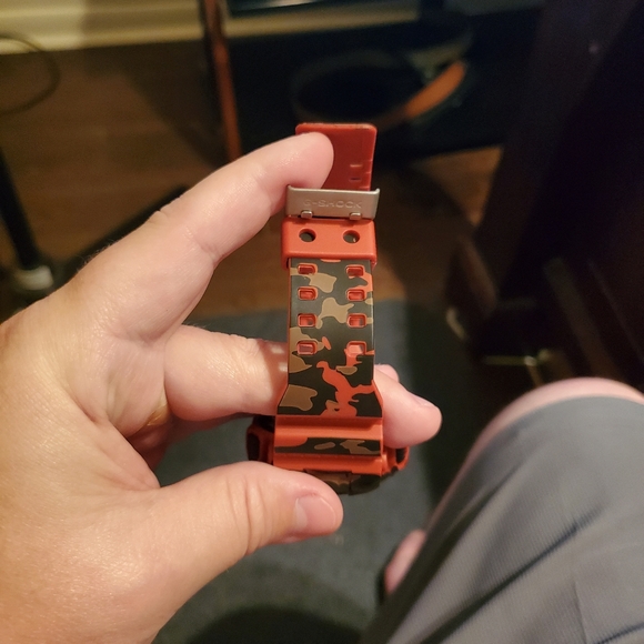 Red Camo Casio G-Shock watch - Picture 2 of 4